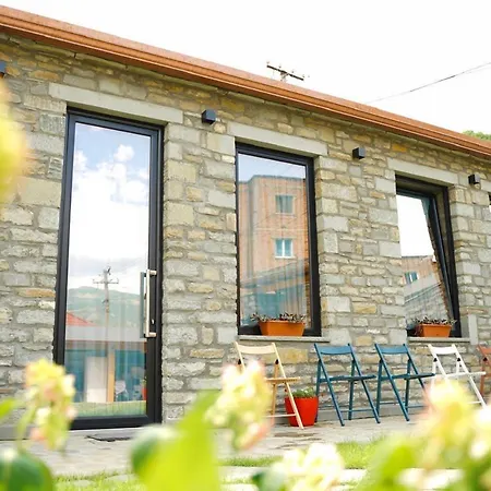 Gogo Moustache Guest house Permet