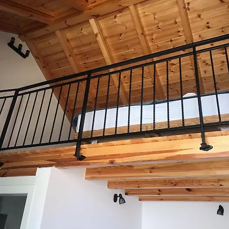 Gogo Moustache Përmet