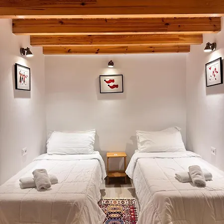 Gogo Moustache Guest house *